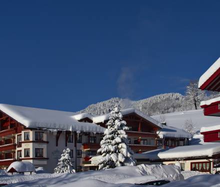 Verschneites Hotel Königshof im Allgäu