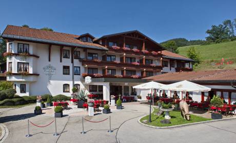 Außenansicht Der Königshof Eingangsbereich