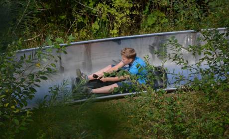 Kind fährt durch den Allgäu Coaster
