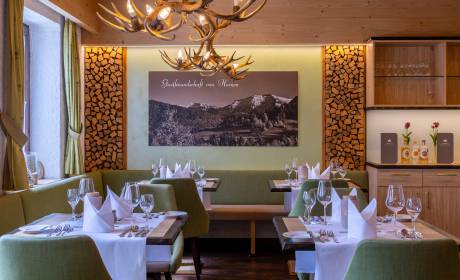 Innenansicht Restaurant mit eingedeckten Tischen