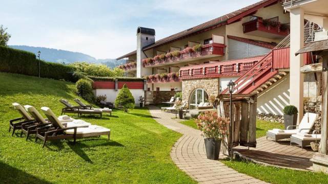 Außenansicht Garten mit Liegewiese im Hotel Königshof in Oberstaufen