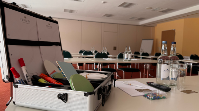 Schulungsmaterialien im Tagungsraum 1