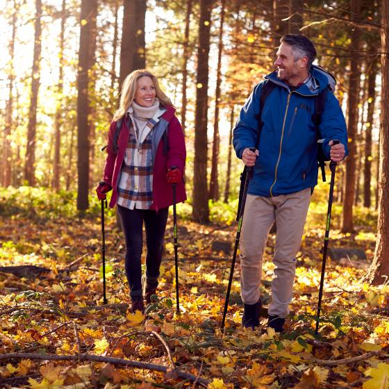 Paar läuft durch den Wald im Herbst